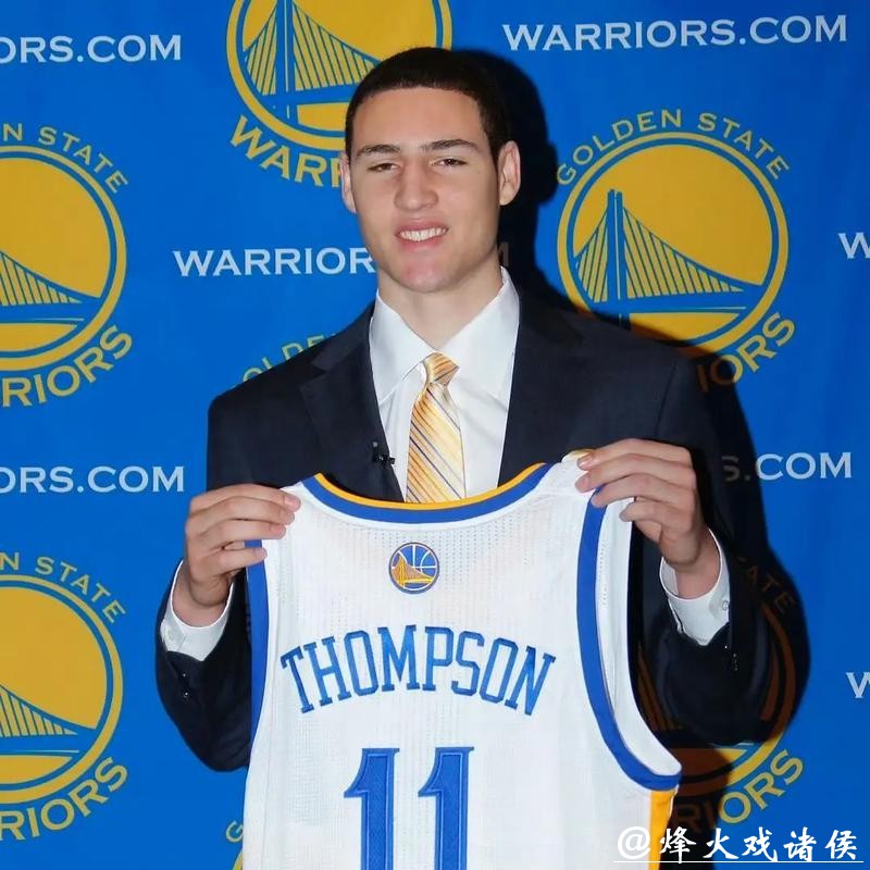 真爱实锤！克莱汤普森傲娇注视女友 身材诱人眼神迷离难掩宠溺